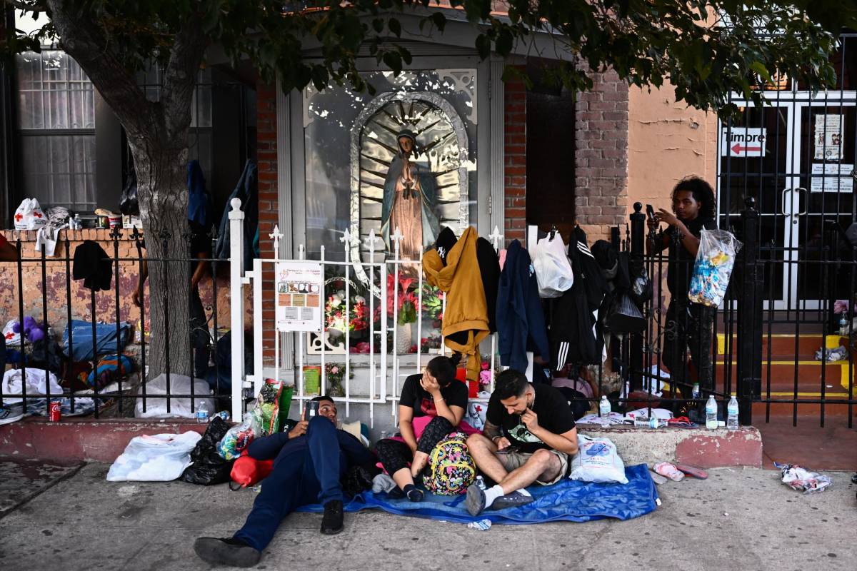 Decenas de migrantes duermen frente a una iglesia católica en el centro de El Paso.