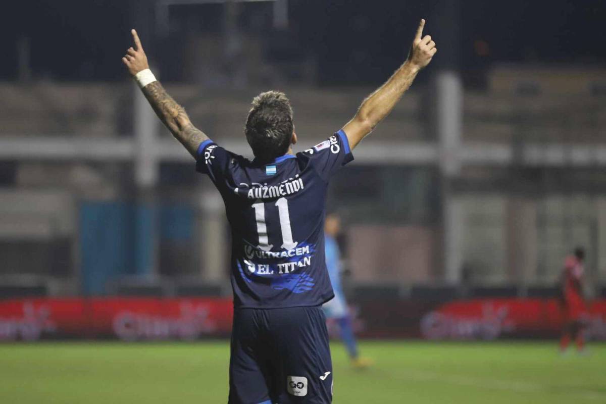 El festejo de Auzmendi tras anotar su hat-trick ante Real Sociedad.