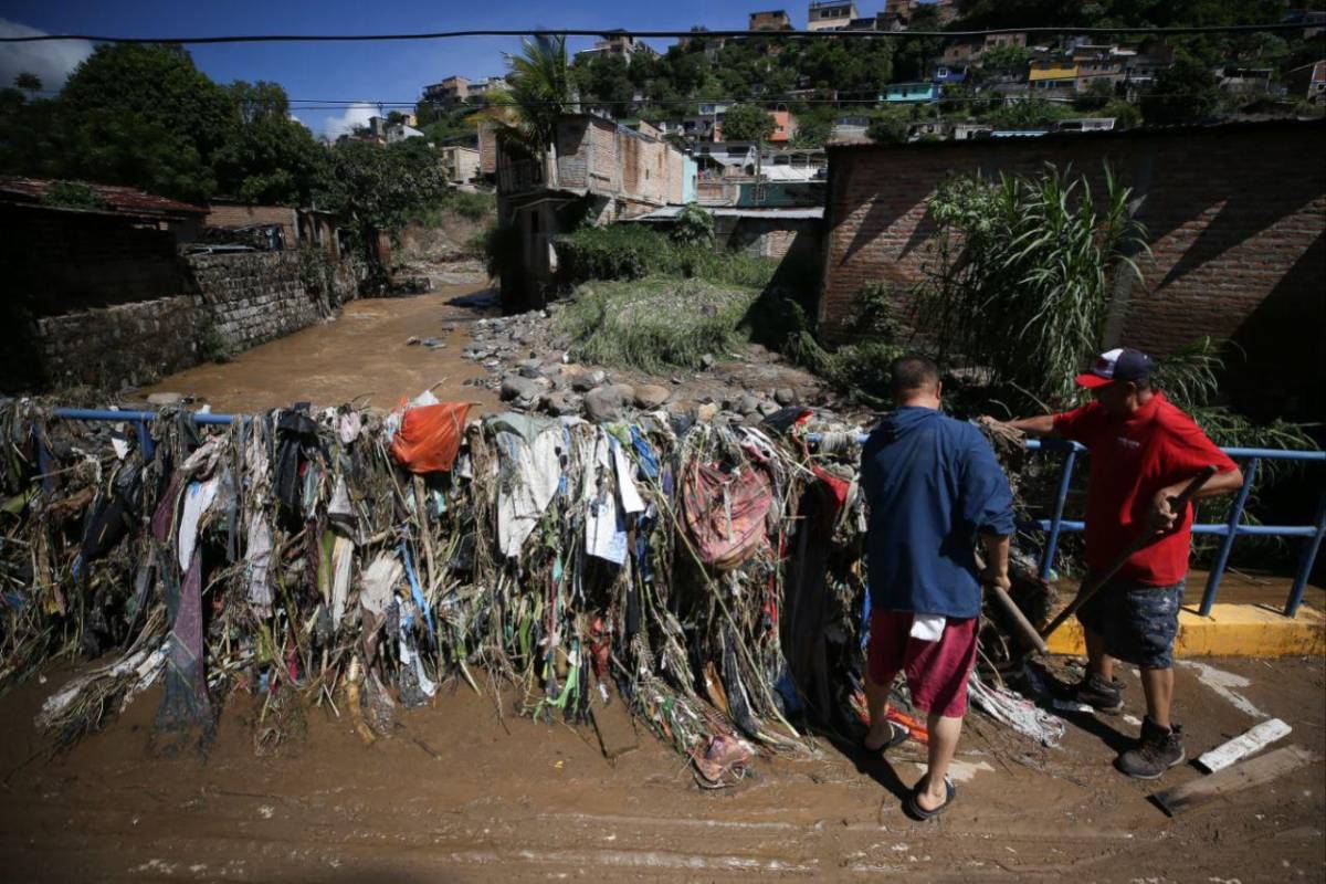 Llanto y caos tras inundaciones en la colonia 1 de Diciembre en Tegucigalpa