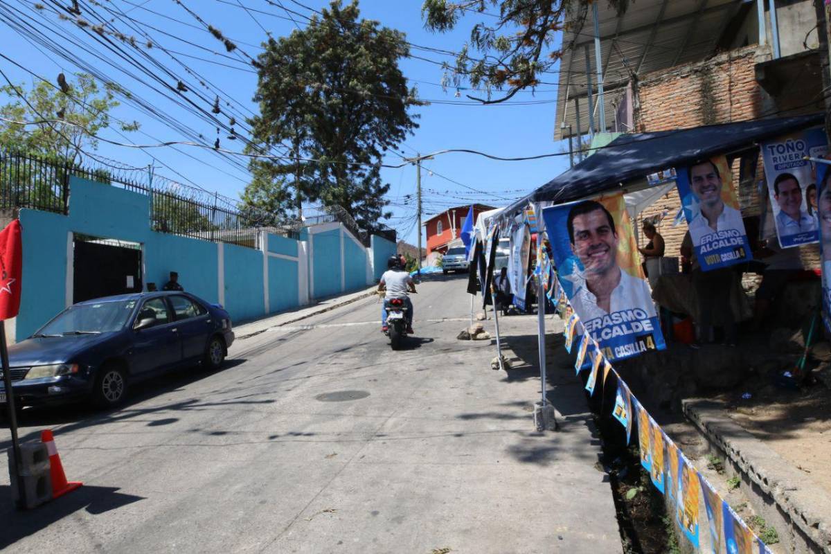 Reinstalan carpas con propaganda previo a elecciones en Tegucigalpa