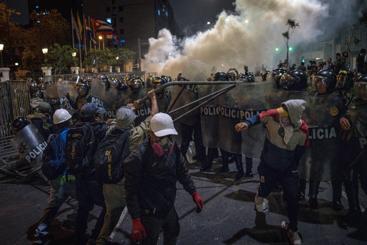 Un muerto y decenas de heridos en violentas protestas contra el Gobierno de Perú