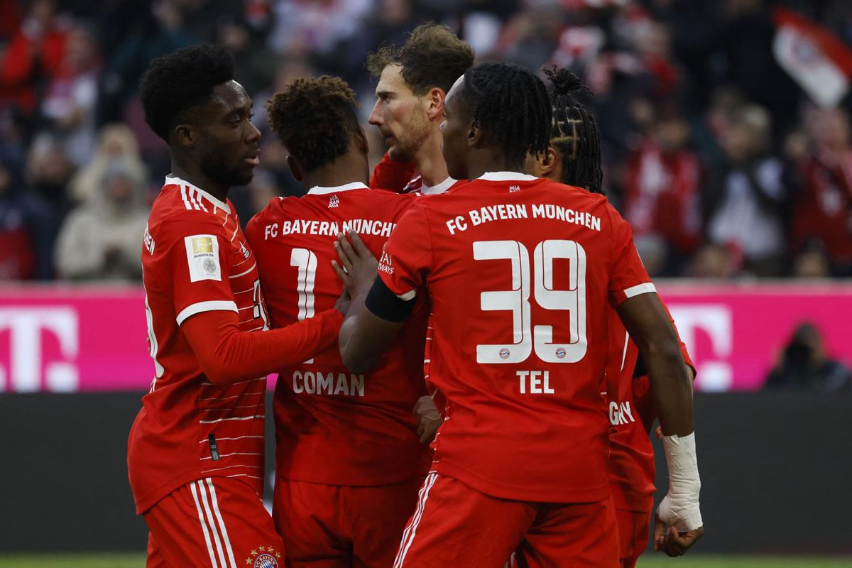 Jugadores del Bayern Múnich festejan el gol de Serge Gnabry.