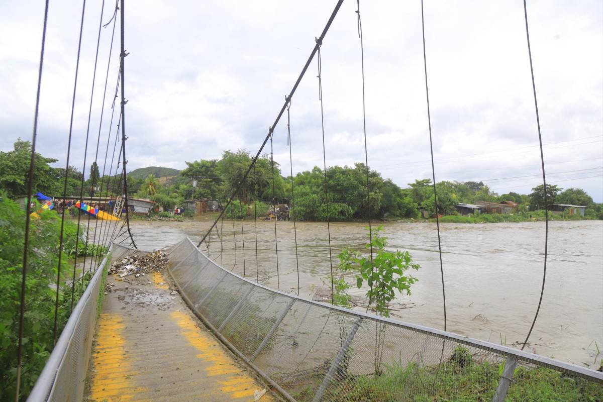 Triste relato de padre hondureño que perdió todo con Sara: “En 10 minutos el agua llenó mi casa”