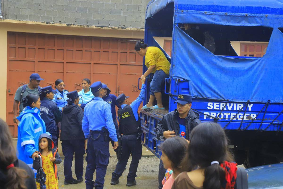 A albergues llevan a familias afectadas en el sector Rivera Hernández por tormenta Sara