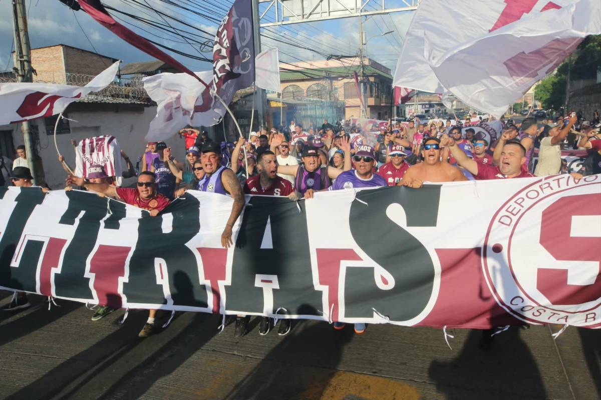 ¡Nadie lo esperaba! Barras de Olimpia y Saprissa protagonizan insólito momento en Tegucigalpa