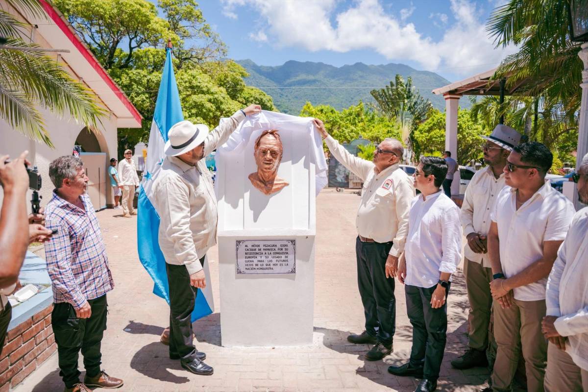¿A quién pertenece el busto develado en Trujillo, y por qué funcionarios viajaron en avión?