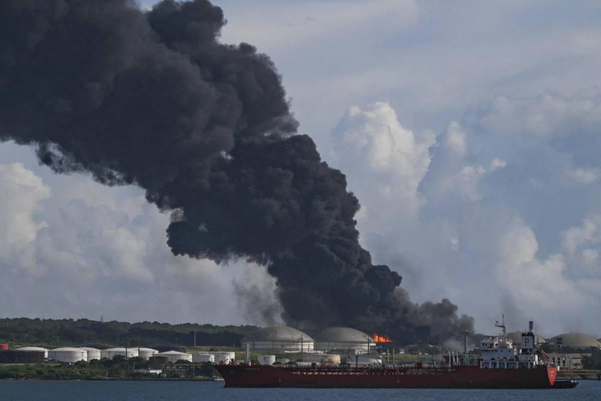 Llega a Cuba ayuda de México y Venezuela para combatir incendio de tanques de combustible