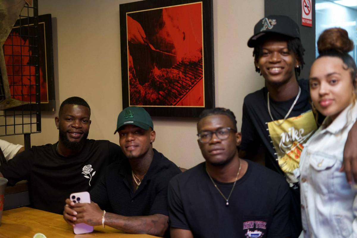 Futbolistas de Olimpia bien acompañados, furor por Elis y festejos del campeón