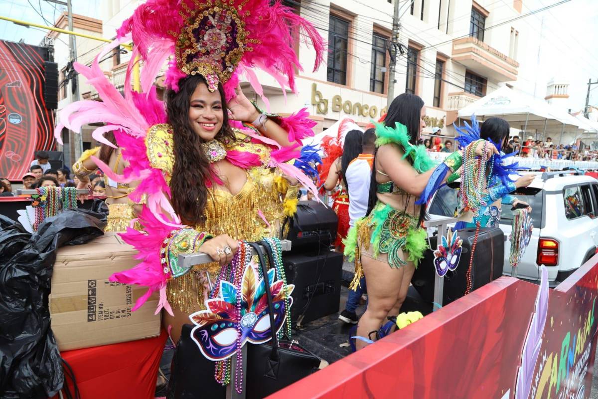 Bellas hondureñas engalanan el desfile de carrozas en La Ceiba
