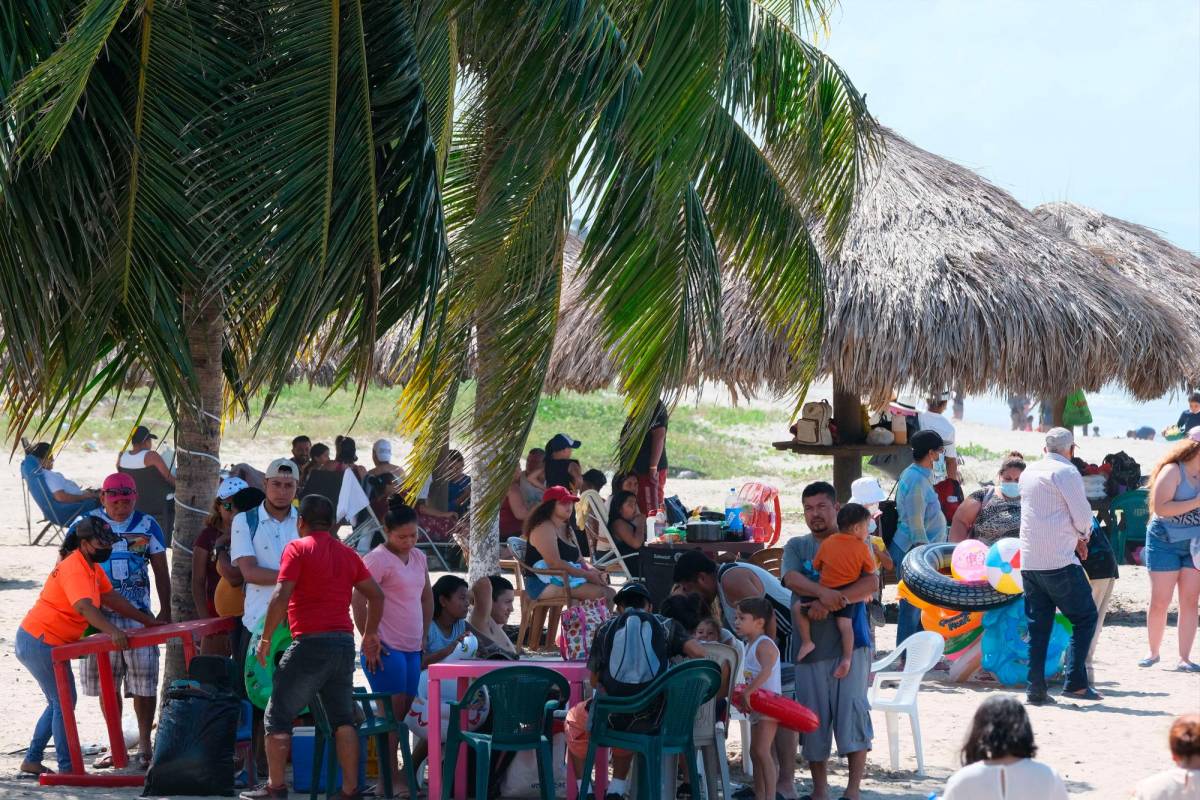 Playas de Tela congregan a miles de turistas