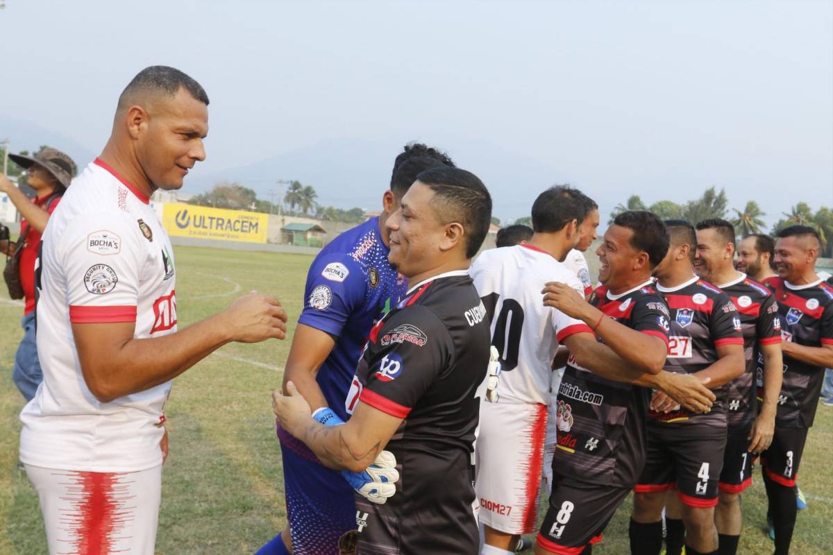 Leyendas del Olimpia y selección de veteranos de El Progreso se saludaron antes del inicio del juego.