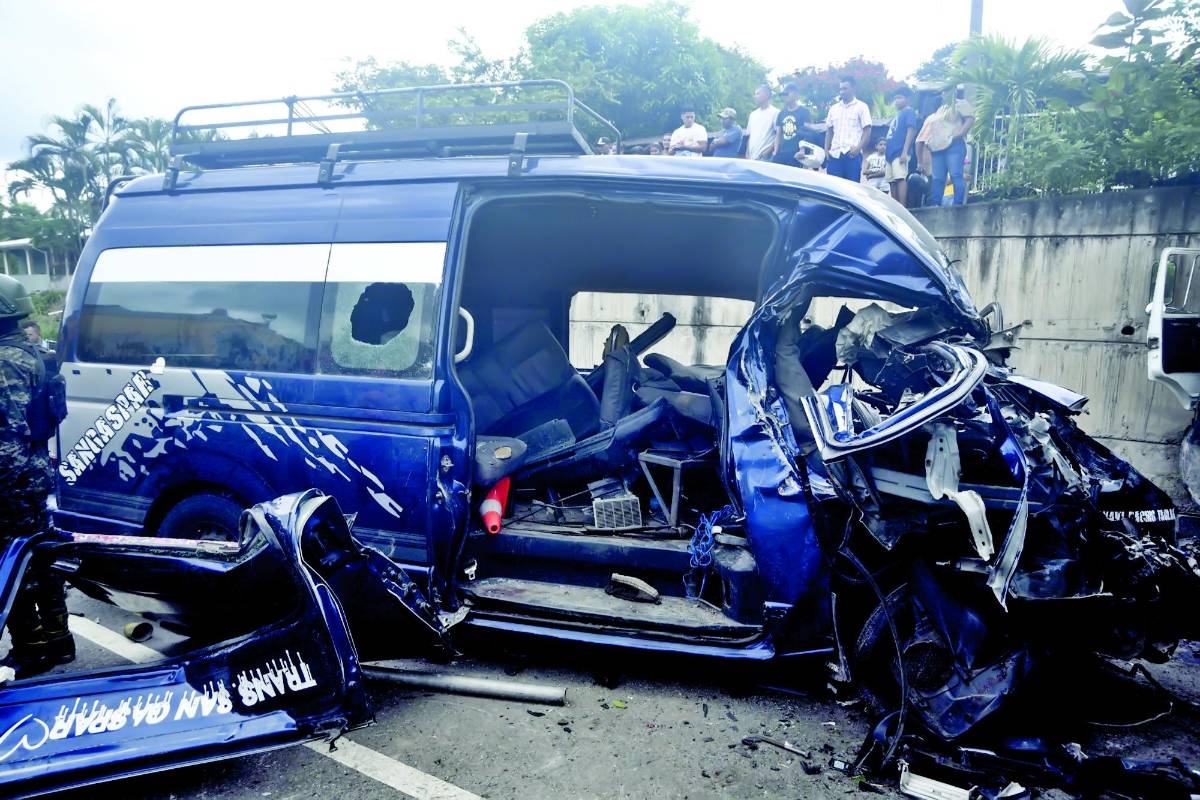 Fue ayer a eso de las 6:30 am que el microbús salió de la empresa San Gaspar de San Pedro Sula hacia Siguatepeque, pero en la CA-5 a la altura del municipio de Taulabé ocurrió el accidente entre la unidad de transporte y un camión. Del hecho murió media docena de personas y al menos 10 heridos que hasta ayer estaban delicados de salud.