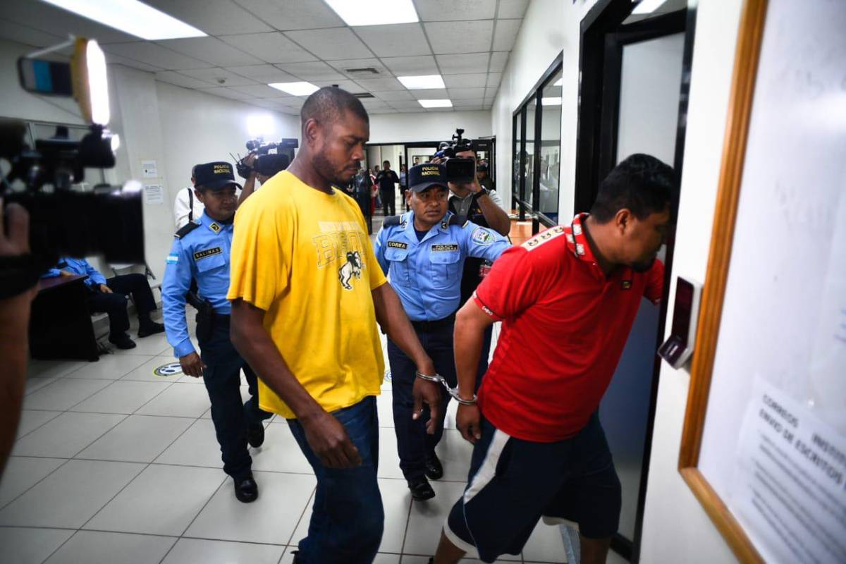 Supuestos gatilleros de la MS vinculados en desaparición de líderes garífunas al llegar a juzgados