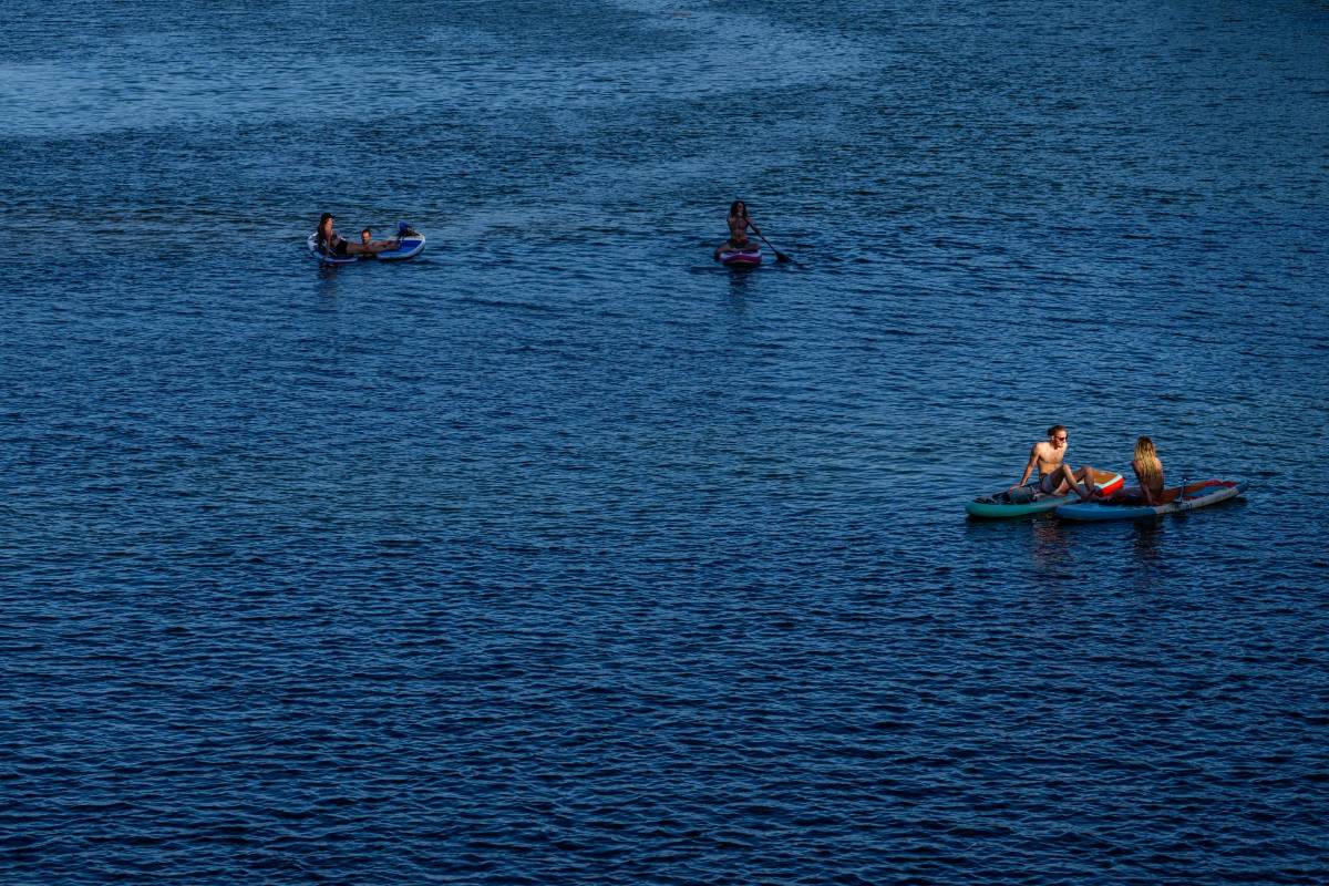 Los estadounidenses buscan refrescarse tras sufrir otra ola de calor en este verano.