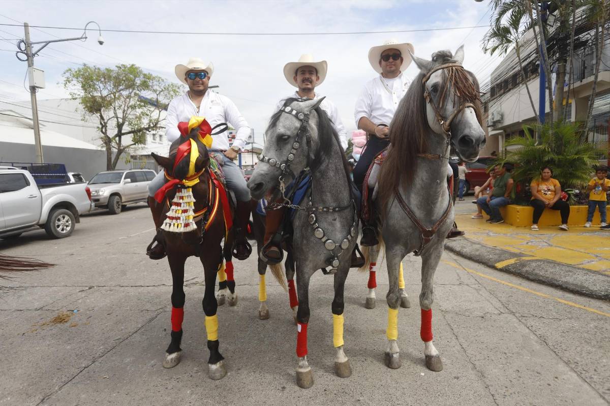 Ambiente, color y tradición: así luce el desfile hípico en San Pedro Sula