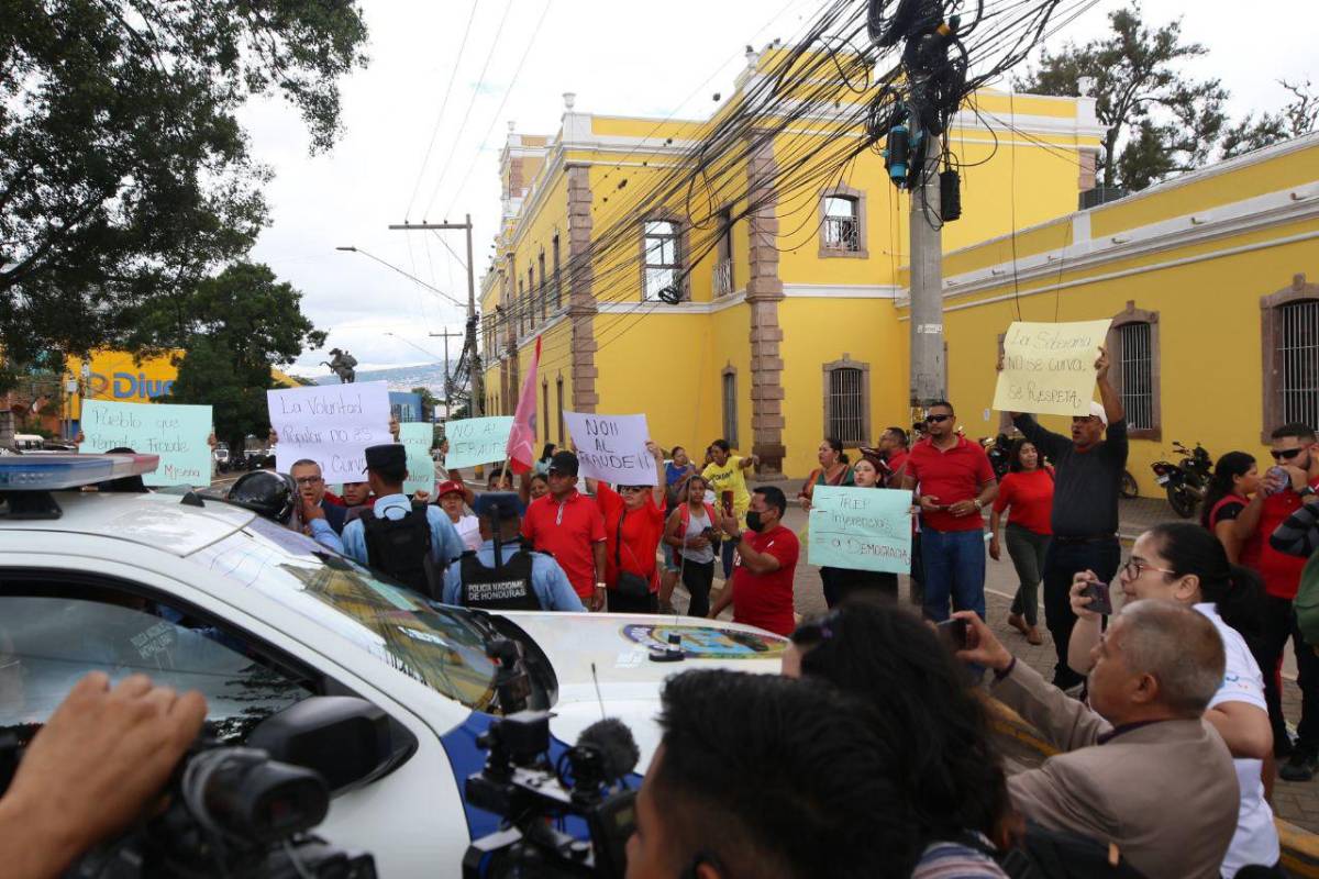 Cientos de simpatizantes de Libre bloquean proceso del Trep en el CNE