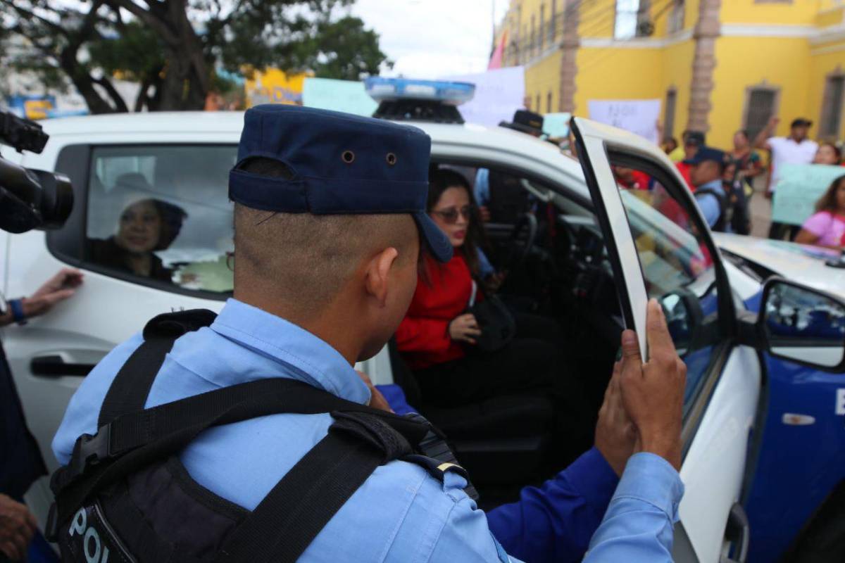 Cientos de simpatizantes de Libre bloquean proceso del Trep en el CNE