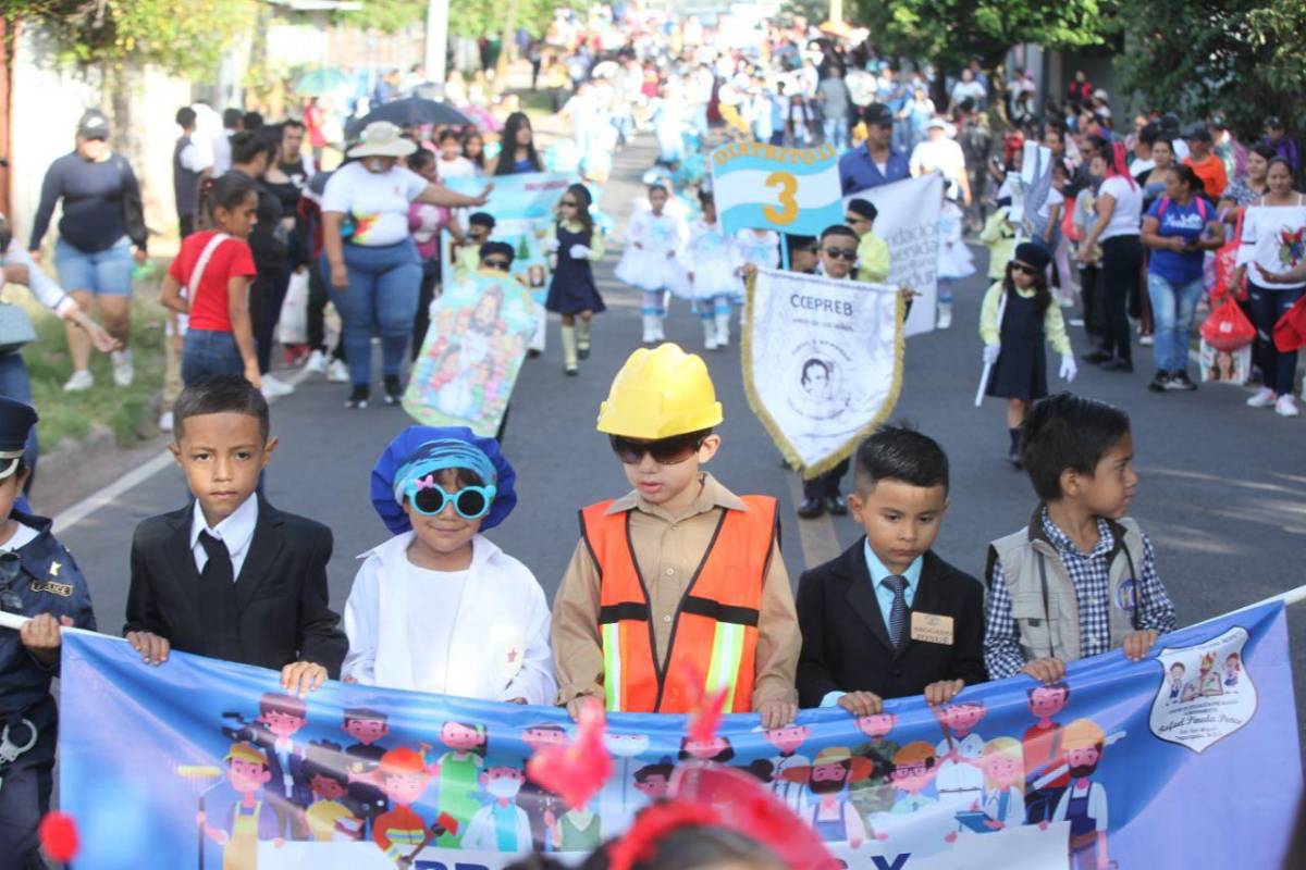Los más pequeños rinden honor a la patria con coloridos desfiles