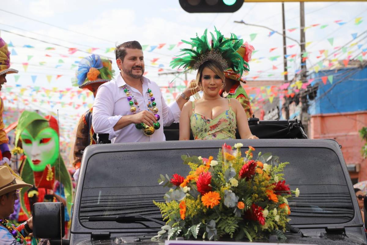 Bellas hondureñas engalanan el desfile de carrozas en La Ceiba