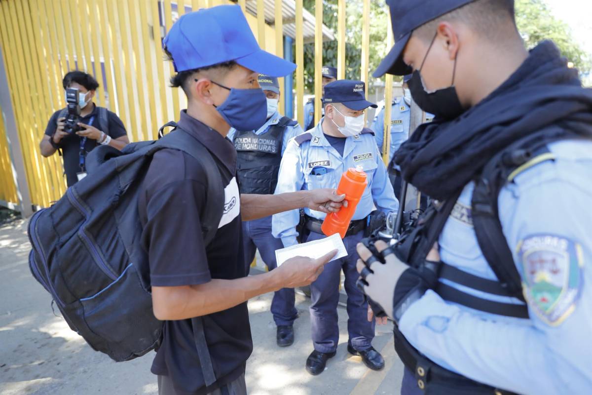 La policía toma registro a un grupo de migrantes hondureños, acompañados de nicaragüenses, quienes llegan a la aldea Corinto durante una caravana rumbo a Estados Unidos, hoy, en el Municipio de Omoa (Honduras).