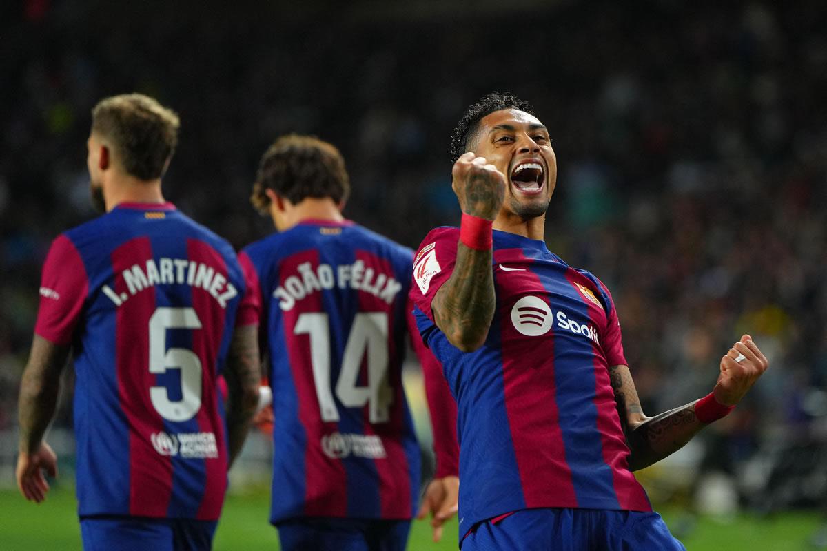 Raphinha gritando su golazo para la victoria del Barcelona.