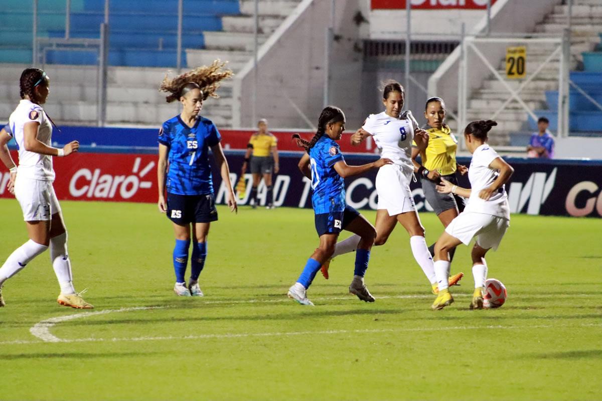 El partido fue muy disputado entre Honduras y El Salvador en la cancha del Nacional Chelato Uclés.