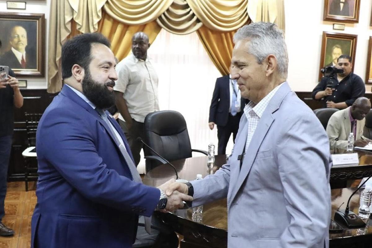 Reinaldo Rueda, entrenador de Honduras, y Luis Redondo, presidente del Congreso Nacional, contentos con el convenio.