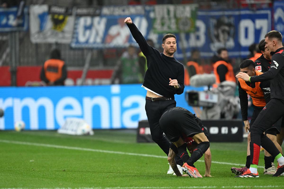 Xabi Alonso eufórico festejando la victoria agónica de su equipo.