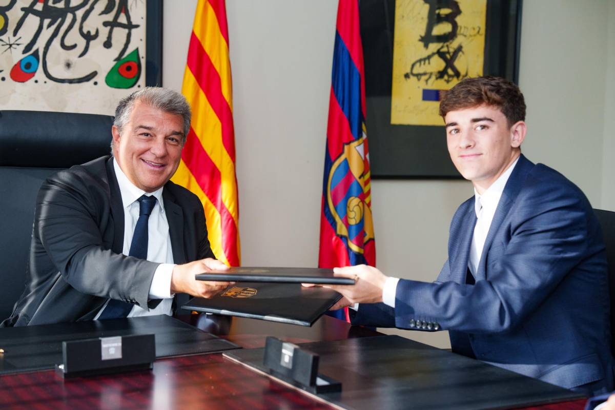El presidente del Barcelona Joan Laporta junto a Gavi.