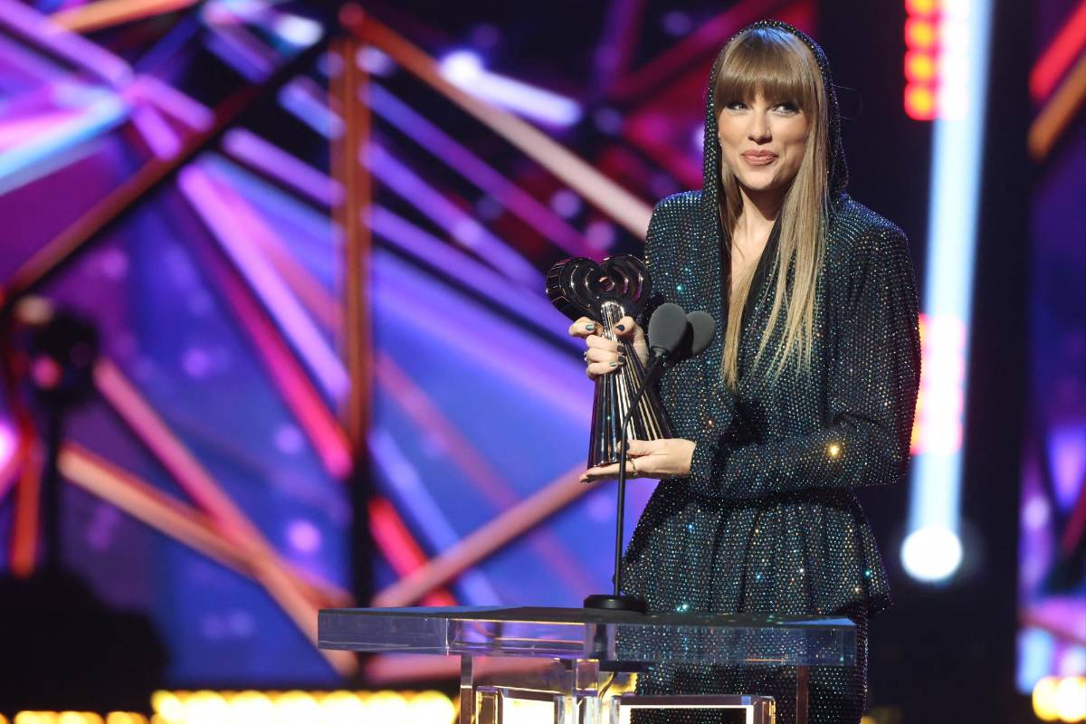 Taylor Swift alza máximo galardón en los premios iHeartRadio