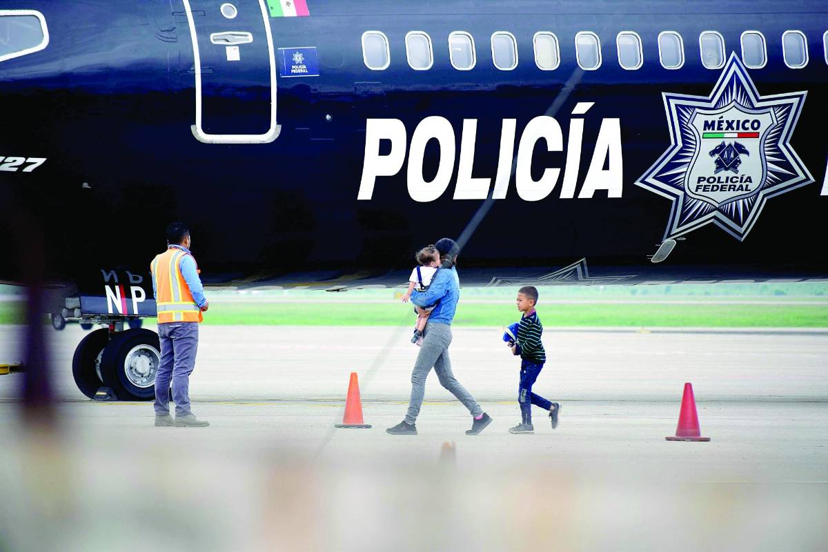 México envía a los deportados en avión y también en autobús a Honduras.