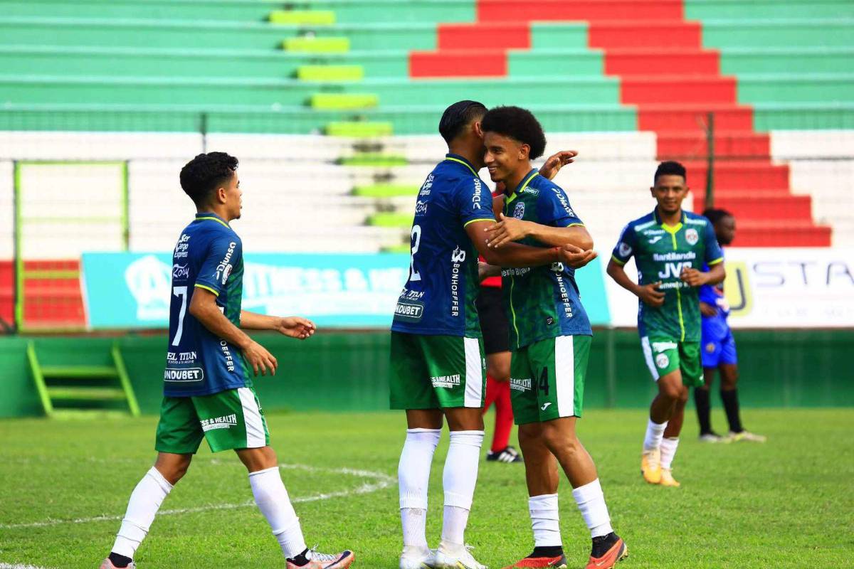 Los festejos de los futbolistas de Marathón en su primer partido de pretemporada de cara al Clausura 2024.