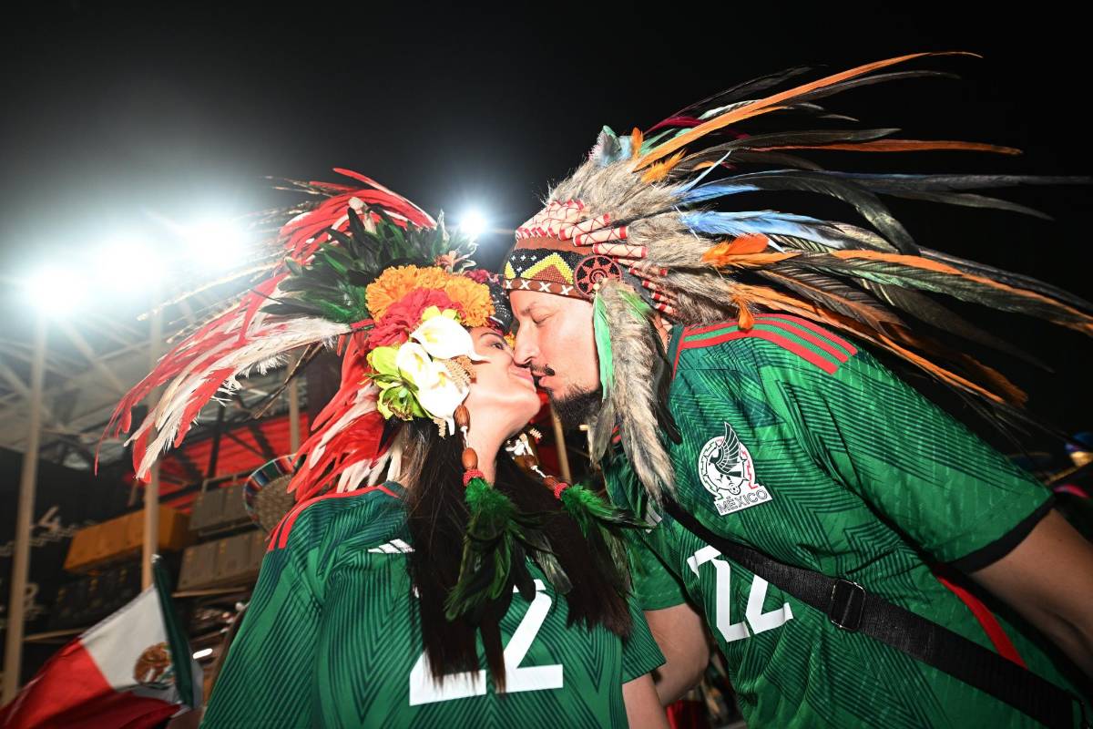 Chicas, hondureño presente y besos en debut de México