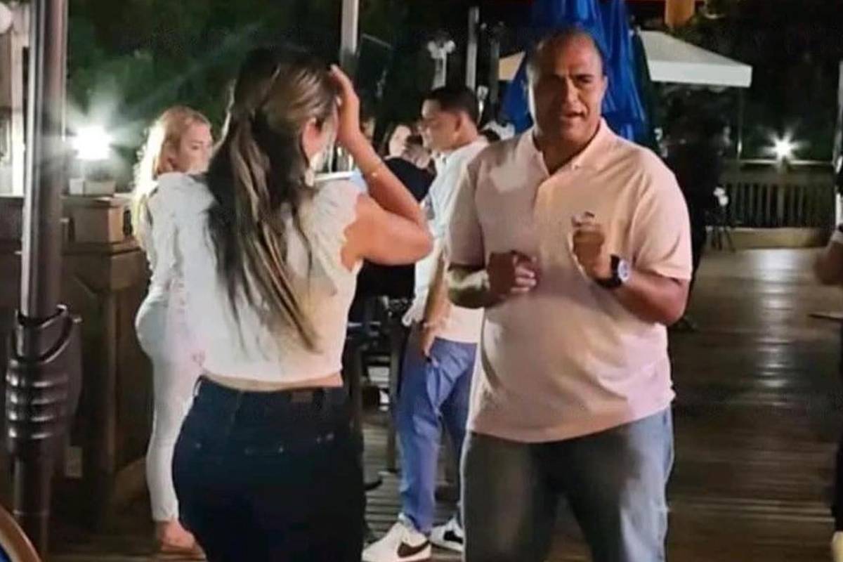 Lobo bailando en una zona turística de Miami, Estados Unidos.