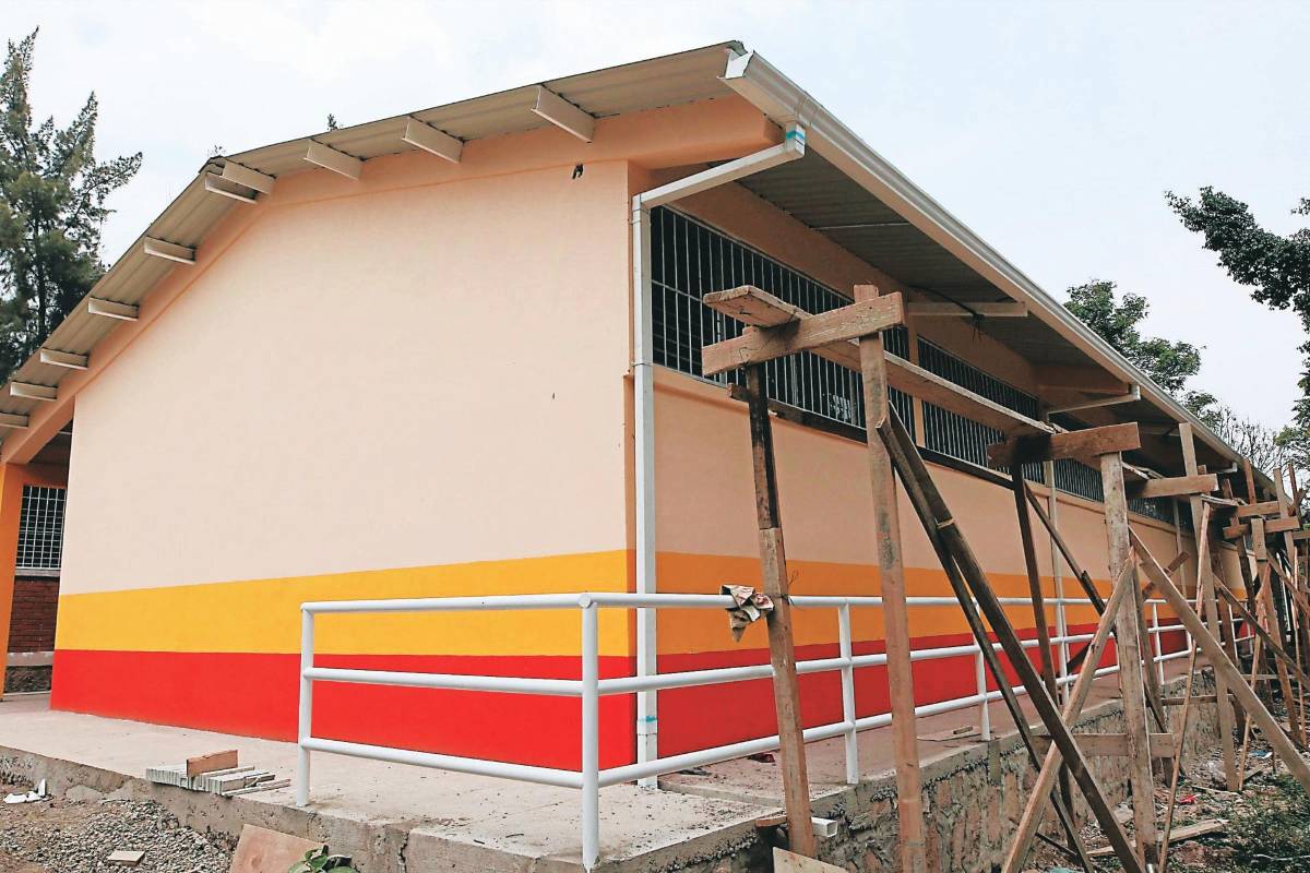 Alcaldes repararán 12,000 escuelas con fondos del Gobierno