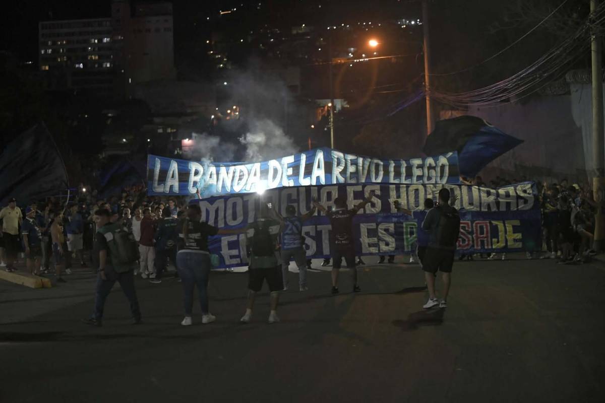 ¡Locura azul! Bellas chicas y una marea de aficionados del Alianza