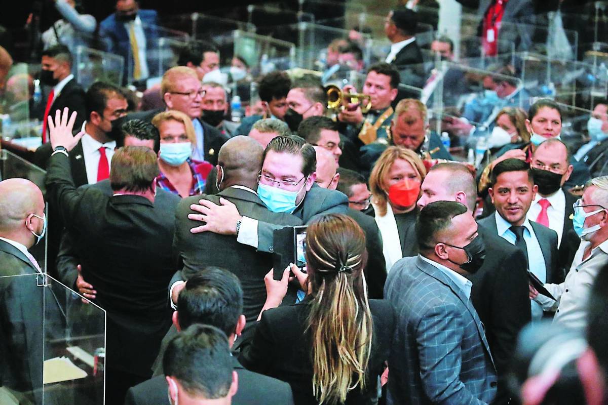 Tumultos, mariachis y abrazos por llegada de diputados rebeldes