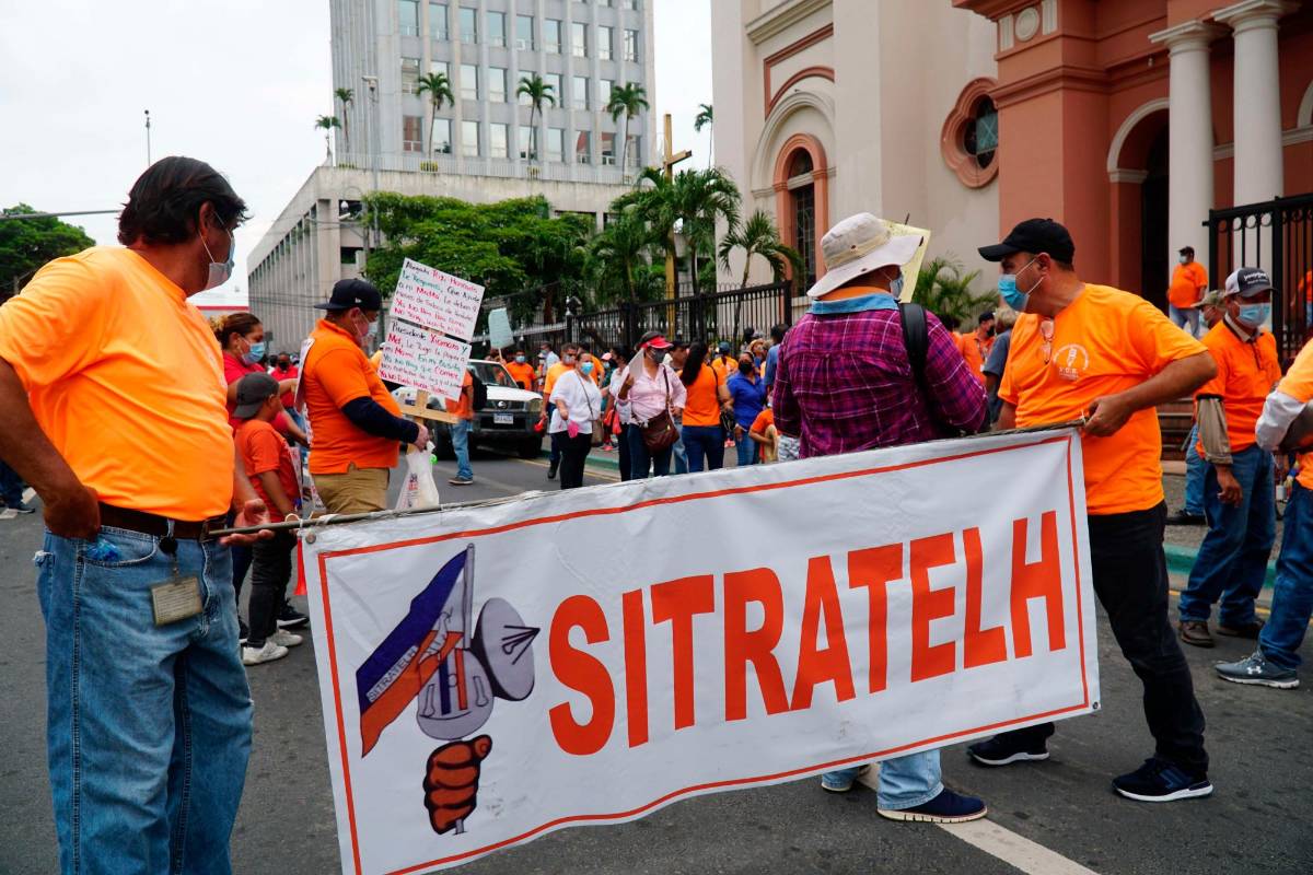 A empleados de Hondutel no les pagan salarios