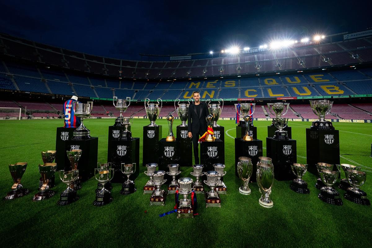 Sergio Busquets posando con todos los títulos que ganó en el FC Barcelona.
