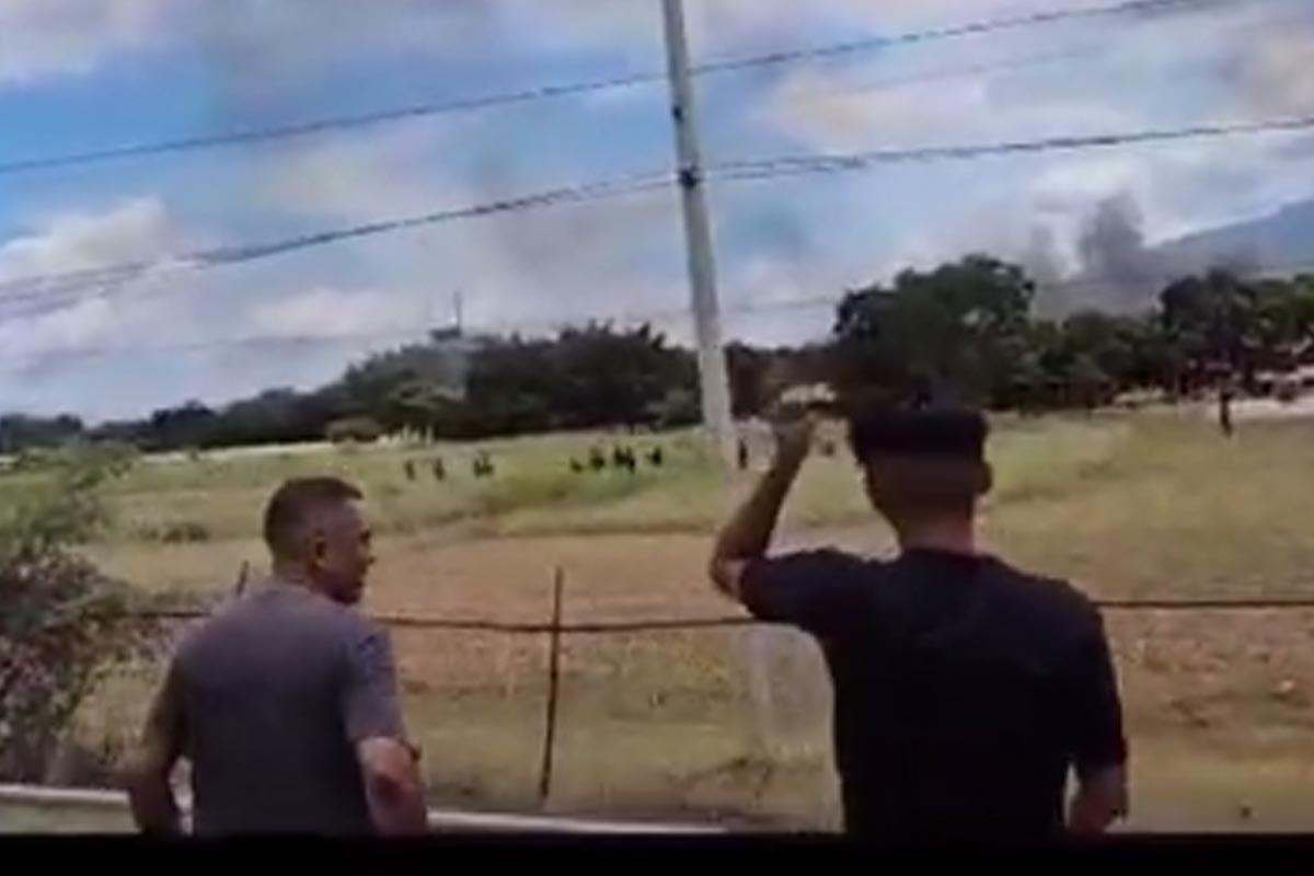 Un grupo de militares persigue a reos que intentaron escapar.