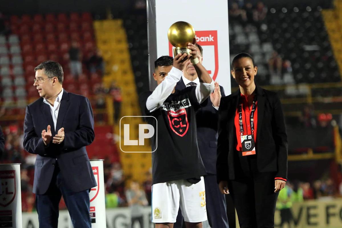 Michaell Chirinos, levantando su premio al Jugador Más Valioso de la Liga Concacaf 2022.