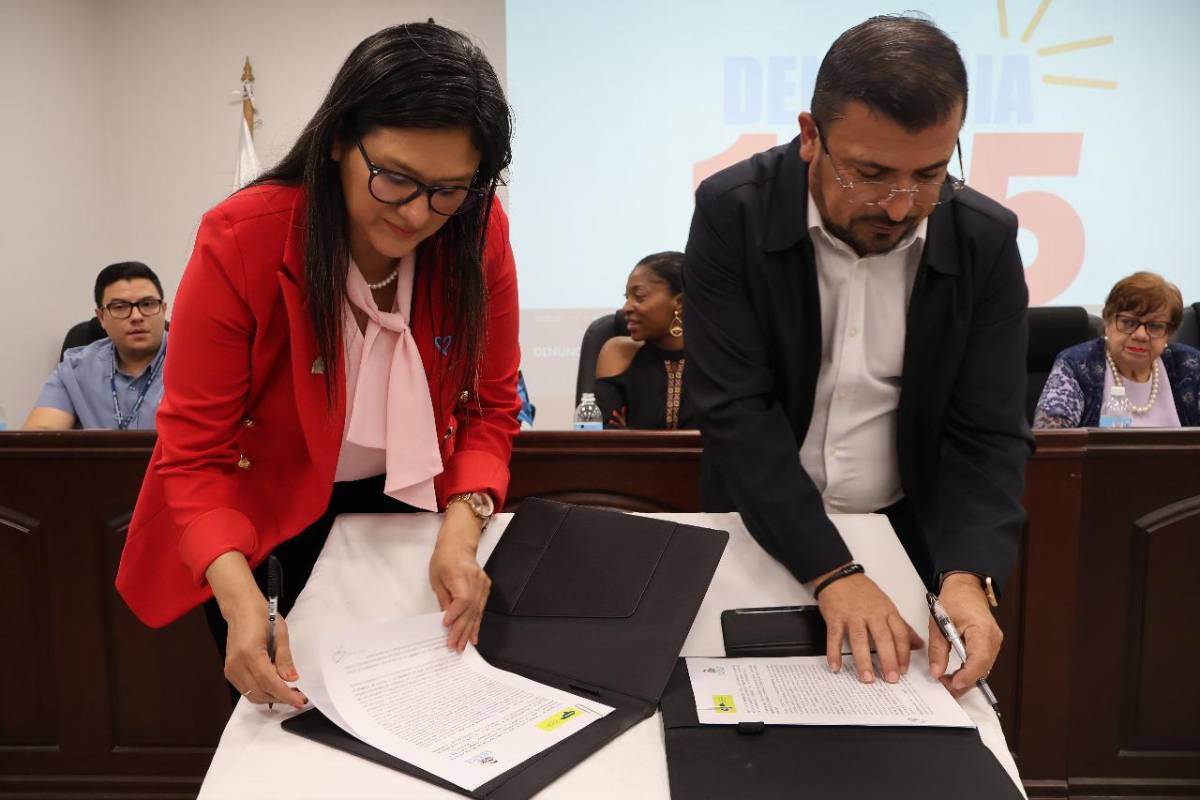 Sua Martínez, secretaria ejecutiva de la Cicesct, y Nelson Castellanos, presidente de la AMHON, firman el convenio.