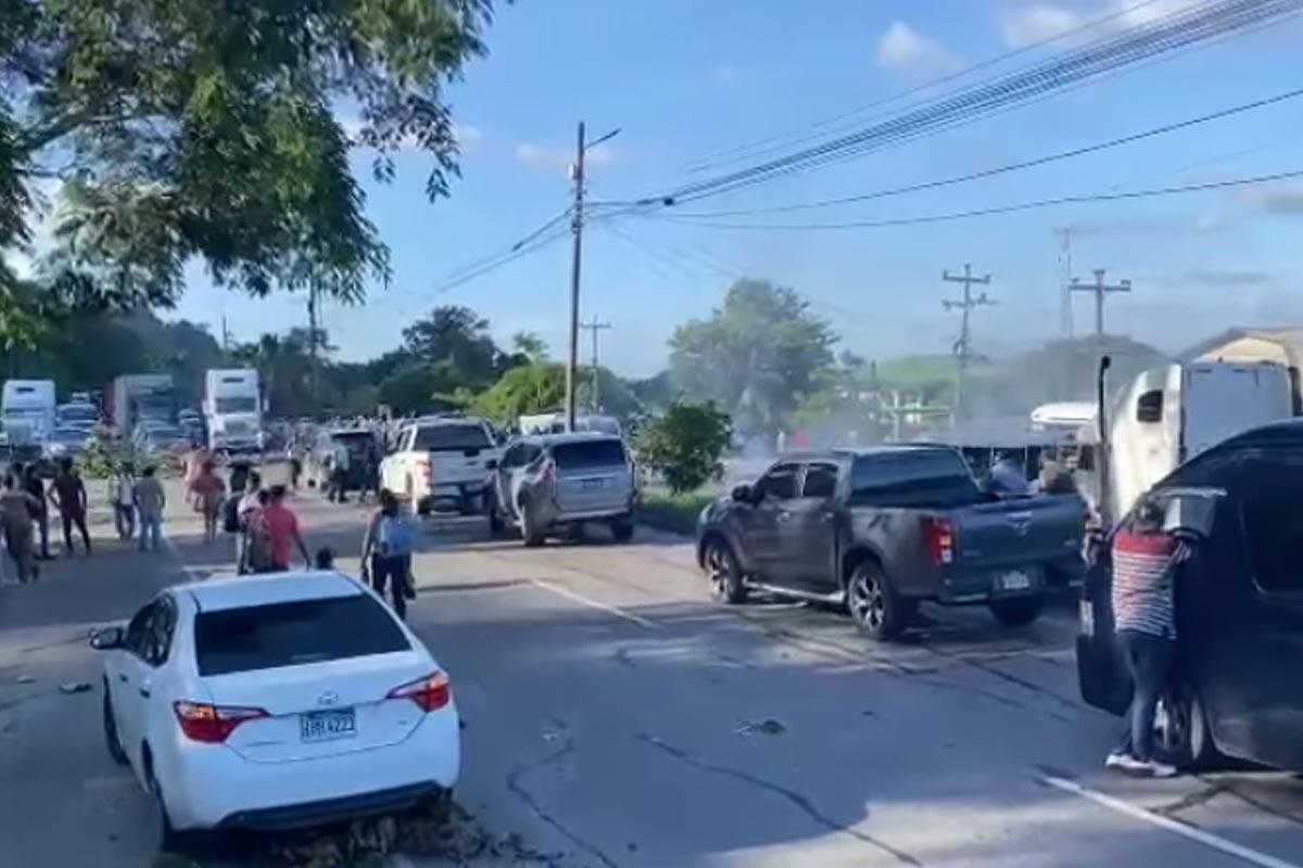 Por apagones pobladores bloquean carretera en Baracoa, Cortés