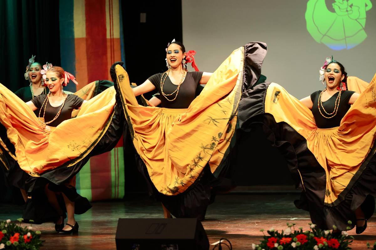 Artistas nacionales e internacionales brillan en espectacular festival folclórico