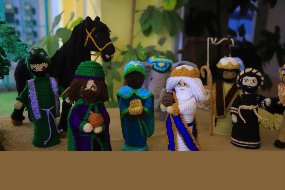 Los tres reyes magos provenientes de tres regiones, con sus regalos y transportes, un caballo, un elefante y un camello.