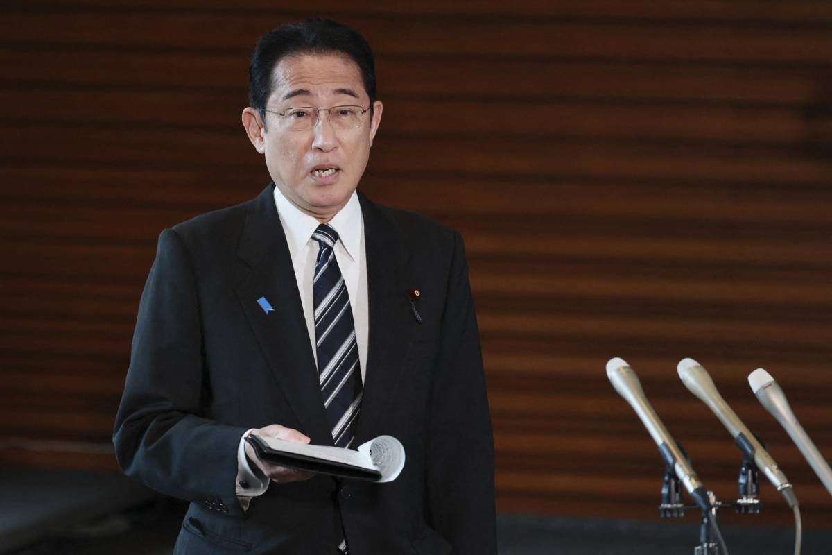 Primer ministro japonés destituye a su hijo como secretario por fiesta