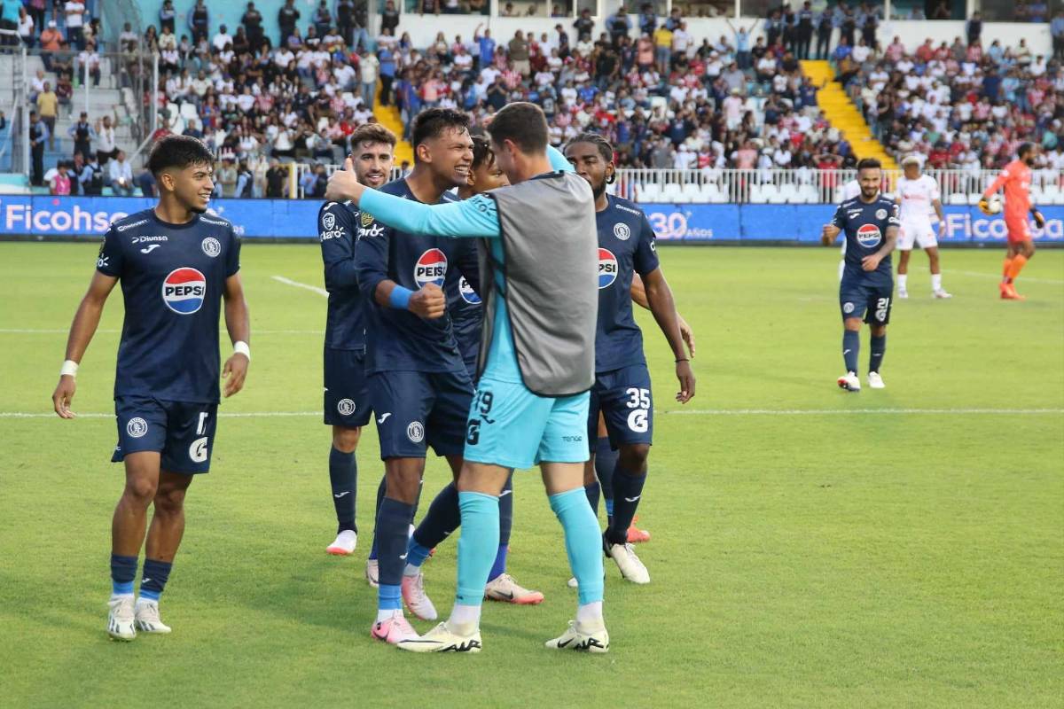 Jugadores del Motagua celebrando el gol de Luis Vega.