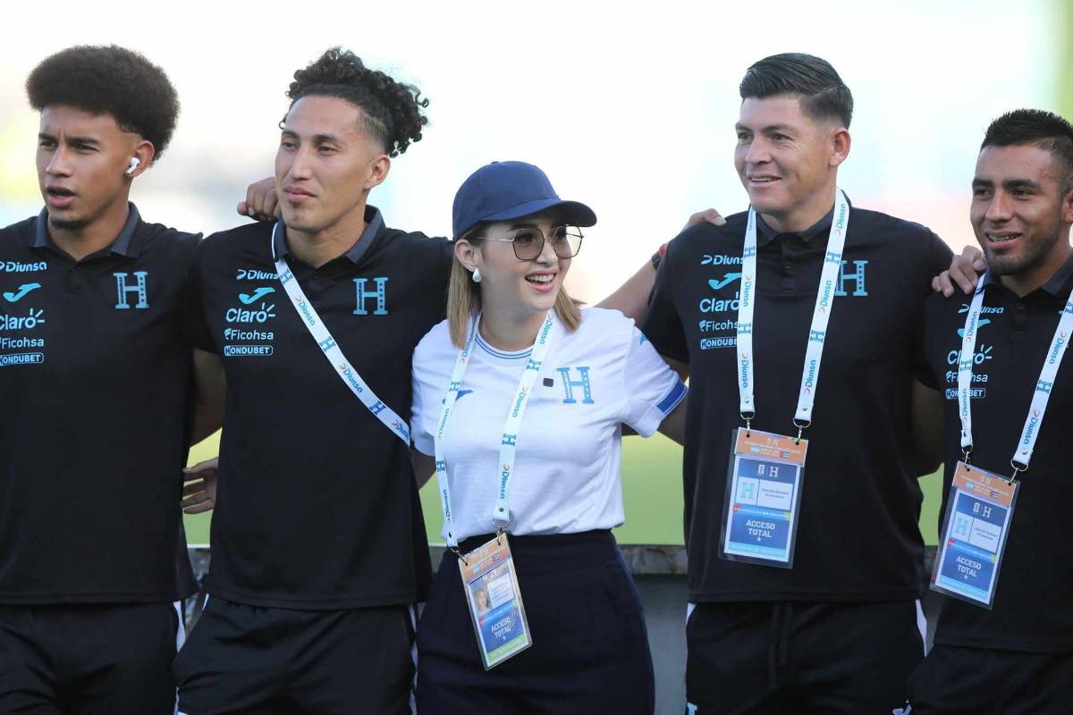 Jennifer Aplicano junto a Javier Arriaga, Carlos Mejía, Francisco Martínez y Carlos Argueta.