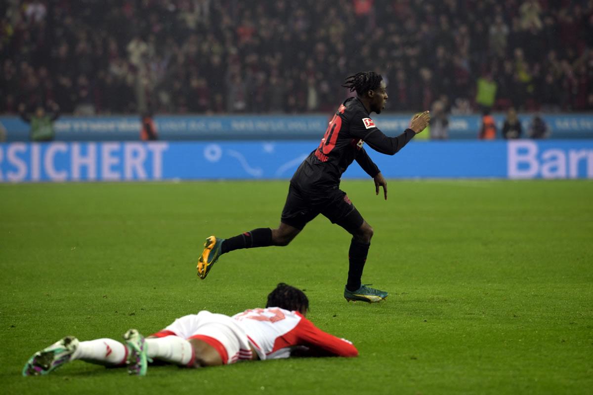 El neerlandés Jeremie Frimpong selló el triunfo del Bayer Leverkusen.