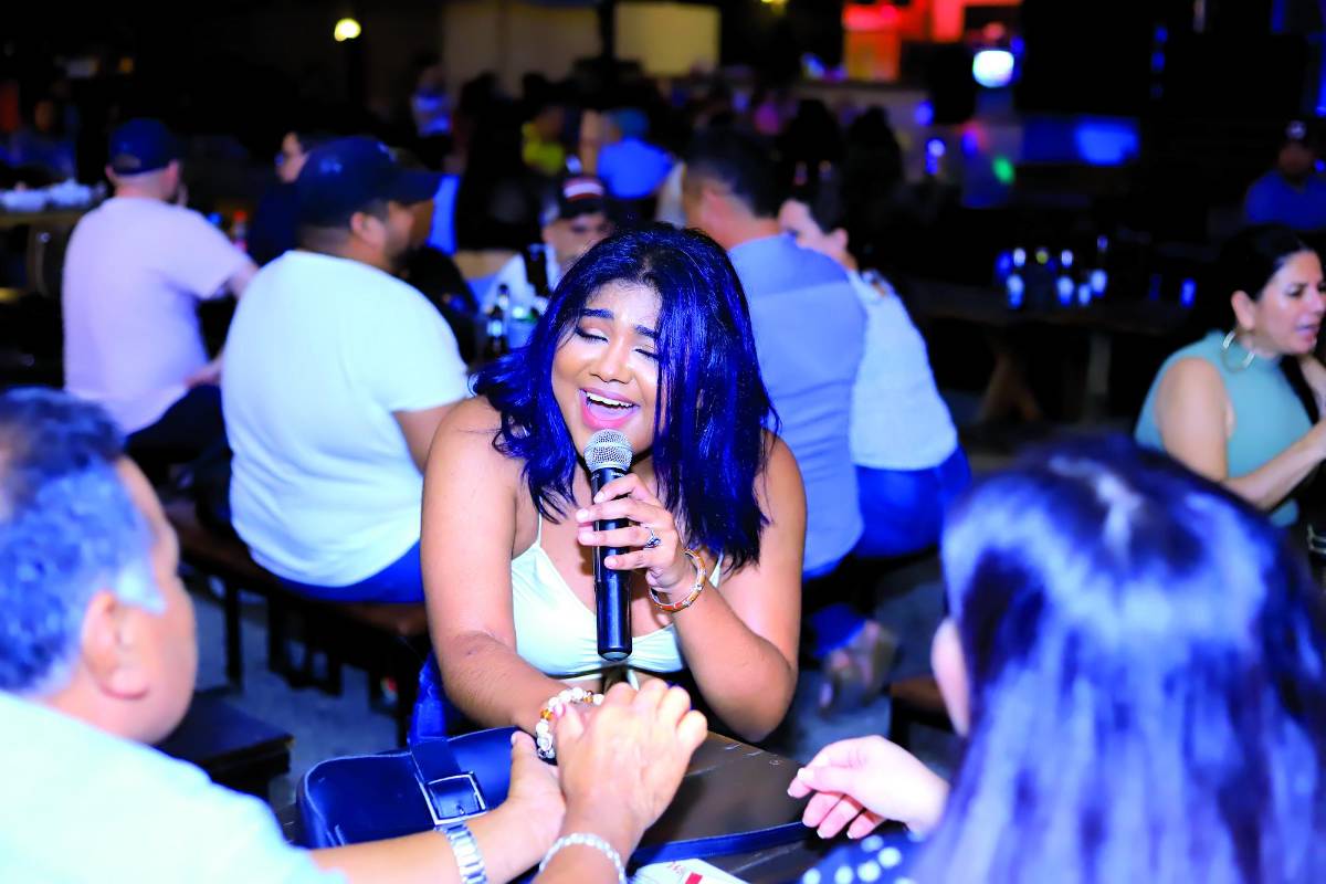 En Facebook, a la cantautora de 21 años de edad la encuentra como @kimberlyrowecantantehn y en Instagram y Youtube bajo el usuario @ladyrowe_hn. Para contrataciones llame al 9831-0714 y al 3330-9608.